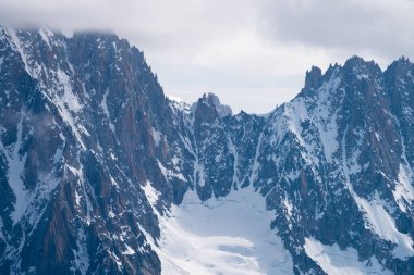 Mont Blanc Alpler en yüksek Dağı ve Avrupa'nın en yüksek binasıdır. Aiguille Verte ve karlı ridge dağcılar ile Panoraması. Güzel Avrupa Alpleri Panoraması güneşli gün.