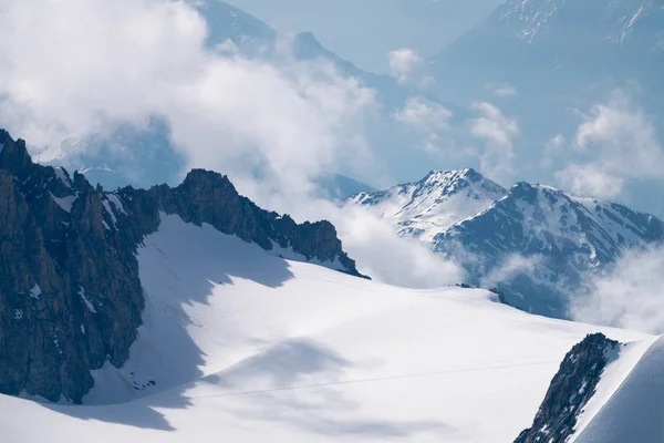 Mont Blanc เขาท ดในเท อกเขาแอลป และส ดในย โรป พาโนรามาของ Aiguille — ภาพถ่ายสต็อก