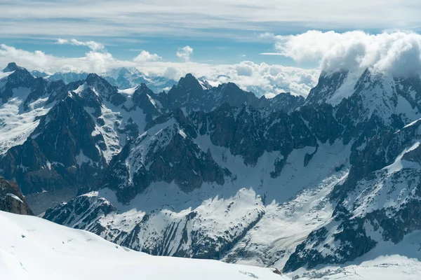 Mont Blanc เขาท ดในเท อกเขาแอลป และส ดในย โรป พาโนรามาของ Aiguille — ภาพถ่ายสต็อก