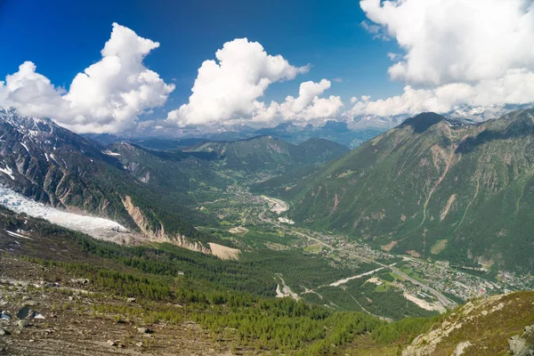 Aiguille du Midi - Mont Blanc Dağı, Haute-Savoie, Fransa dan Chamonix Vadisi'nin görünümü
