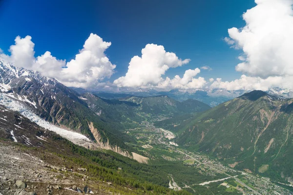 エギーユ ミディ モンブラン山 フランス オート サヴォワ県からシャモニー渓谷の景色 — ストック写真