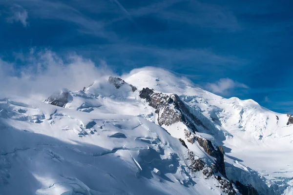 Mont Blanc Alpler en yüksek Dağı ve Avrupa'nın en yüksek binasıdır. Aiguille Verte ve karlı ridge dağcılar ile Panoraması. Güzel Avrupa Alpleri Panoraması güneşli gün.