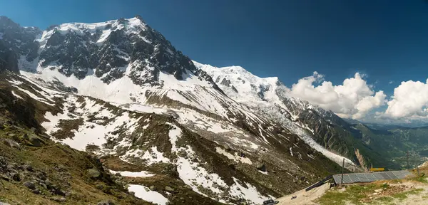 小さなスキー場で高い十字のフランス アルプスの山々 を支配して後ろに栄光のモンブラン — ストック写真
