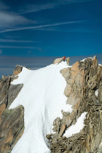 Escalador Rocas Sobre Aiguille Midi Montaña Mont Blanc Alta Saboya —  Fotos de Stock