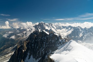 Mont Blanc Alpler en yüksek Dağı ve Avrupa'nın en yüksek binasıdır. Aiguille Verte ve karlı ridge dağcılar ile Panoraması. Güzel Avrupa Alpleri Panoraması güneşli gün.