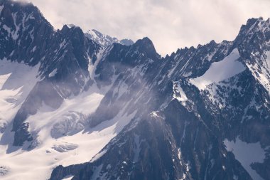 Mont Blanc Alpler en yüksek Dağı ve Avrupa'nın en yüksek binasıdır. Aiguille Verte ve karlı ridge dağcılar ile Panoraması. Güzel Avrupa Alpleri Panoraması güneşli gün.