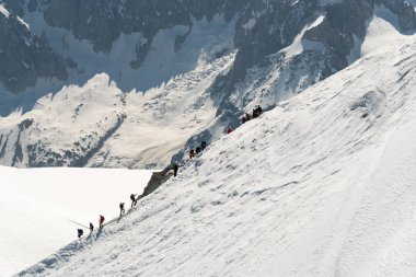 Mont Blanc Alpler en yüksek Dağı ve Avrupa'nın en yüksek binasıdır. Aiguille Verte ve karlı ridge dağcılar ile Panoraması. Güzel Avrupa Alpleri Panoraması güneşli gün.