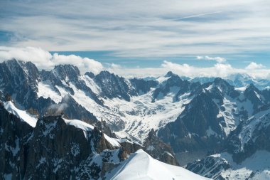 Mont Blanc Alpler en yüksek Dağı ve Avrupa'nın en yüksek binasıdır. Aiguille Verte ve karlı ridge dağcılar ile Panoraması. Güzel Avrupa Alpleri Panoraması güneşli gün.