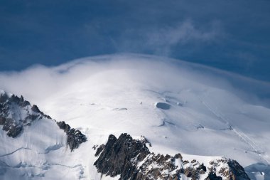 Mont Blanc Alpler en yüksek Dağı ve Avrupa'nın en yüksek binasıdır. Aiguille Verte ve karlı ridge dağcılar ile Panoraması. Güzel Avrupa Alpleri Panoraması güneşli gün.