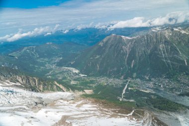 Chamonix Vadisi, Aiguille de Mesure ve Aiguille de la Tte Plate dağlarının muhteşem manzarası Montenvers-Mer de Glace, Haute-Savoie, Fransa