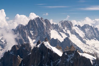 Mont Blanc Alpler en yüksek Dağı ve Avrupa'nın en yüksek binasıdır. Güneşli günde güzellikler Avrupa Alplerinin ortasından geçiyordu. Haute-Savoie, Fransa