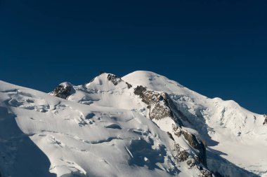 Mont Blanc Alpler en yüksek Dağı ve Avrupa'nın en yüksek binasıdır. Güneşli günde güzellikler Avrupa Alplerinin ortasından geçiyordu. Haute-Savoie, Fransa