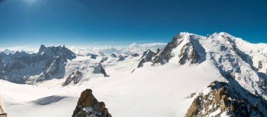 Mont Blanc Alpler en yüksek Dağı ve Avrupa'nın en yüksek binasıdır. Güneşli günde güzellikler Avrupa Alplerinin ortasından geçiyordu. Haute-Savoie, Fransa
