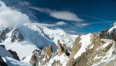 Mont Blanc Alpler en yüksek Dağı ve Avrupa'nın en yüksek binasıdır. Aiguille Verte ve karlı ridge dağcılar ile Panoraması. Güzel Avrupa Alpleri Panoraması güneşli gün.