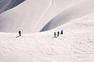 Mont Blanc Alpler en yüksek Dağı ve Avrupa'nın en yüksek binasıdır. Aiguille Verte ve karlı ridge dağcılar ile Panoraması. Güzel Avrupa Alpleri Panoraması güneşli gün.