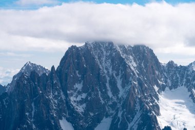 Mont Blanc Alpler en yüksek Dağı ve Avrupa'nın en yüksek binasıdır. Aiguille Verte ve karlı ridge dağcılar ile Panoraması. Güzel Avrupa Alpleri Panoraması güneşli gün.
