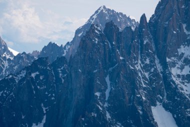 Mont Blanc Alpler en yüksek Dağı ve Avrupa'nın en yüksek binasıdır. Aiguille Verte ve karlı ridge dağcılar ile Panoraması. Güzel Avrupa Alpleri Panoraması güneşli gün.