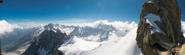 Mont Blanc Alpler en yüksek Dağı ve Avrupa'nın en yüksek binasıdır. Aiguille Verte ve karlı ridge dağcılar ile Panoraması. Güzel Avrupa Alpleri Panoraması güneşli gün.