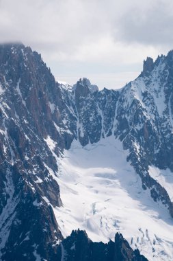 Mont Blanc Alpler en yüksek Dağı ve Avrupa'nın en yüksek binasıdır. Aiguille Verte ve karlı ridge dağcılar ile Panoraması. Güzel Avrupa Alpleri Panoraması güneşli gün.