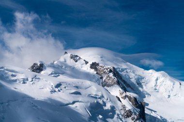 Mont Blanc Alpler en yüksek Dağı ve Avrupa'nın en yüksek binasıdır. Aiguille Verte ve karlı ridge dağcılar ile Panoraması. Güzel Avrupa Alpleri Panoraması güneşli gün.