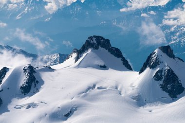 Mont Blanc Alpler en yüksek Dağı ve Avrupa'nın en yüksek binasıdır. Güneşli günde güzellikler Avrupa Alplerinin ortasından geçiyordu. Haute-Savoie, Fransa