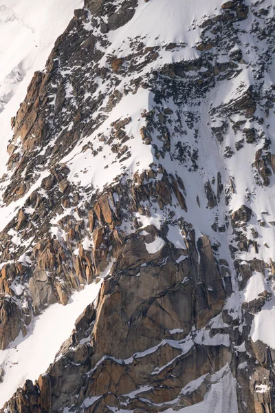 モンブランはアルプスで一番高い山とヨーロッパで最も高いです エギーユ ヴェルトと雪に覆われた尾根登山のパノラマ 晴れた日のヨーロッパ アルプスの美しいパノラマ — ストック写真