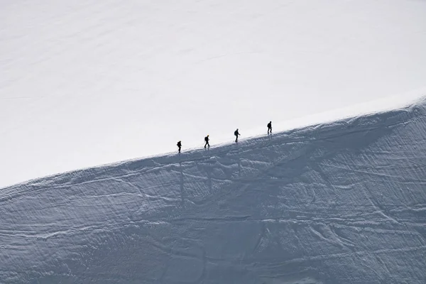 モンブランはアルプスで一番高い山とヨーロッパで最も高いです エギーユ ヴェルトと雪に覆われた尾根登山のパノラマ 晴れた日のヨーロッパ アルプスの美しいパノラマ — ストック写真