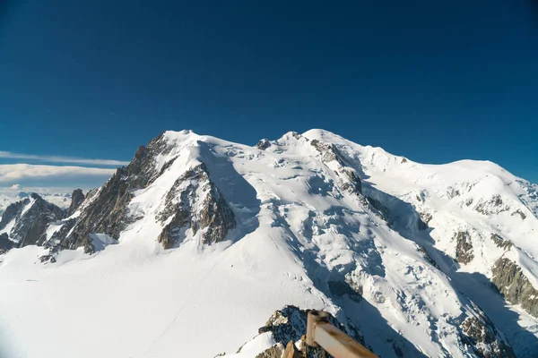 モンブランはアルプスで一番高い山とヨーロッパで最も高いです 晴れた日のヨーロッパ アルプスの美しいパノラマ フランス オート サヴォワ県 — ストック写真