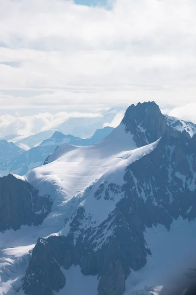 勃朗峰是阿尔卑斯山中最高的山脉 也是欧洲最高的山峰 钻头韦尔特和雪脊与登山的全景 欧洲阿尔卑斯山的美丽全景在晴朗的天 — 图库照片