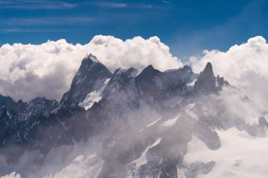Mont Blanc Alpler en yüksek Dağı ve Avrupa'nın en yüksek binasıdır. Aiguille Verte ve karlı ridge dağcılar ile Panoraması. Güzel Avrupa Alpleri Panoraması güneşli gün.