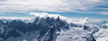 Mont Blanc Alpler en yüksek Dağı ve Avrupa'nın en yüksek binasıdır. Güneşli günde güzellikler Avrupa Alplerinin ortasından geçiyordu. Haute-Savoie, Fransa