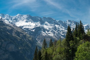 Murren, ilçe Lauterbrunnen, İsviçre Jungfrau dağ üstten görünümünü. Jungfrau Bernese Alplerdeki ana zirveleri biridir.