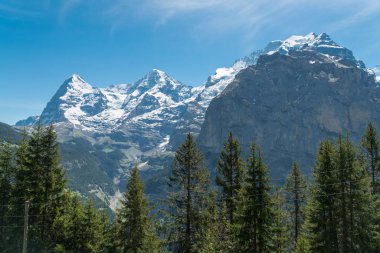 Muhteşem dağ manzaralarına ve yürüyüş Lauterbrunnen bölge, İsviçre İsviçre Alpleri peyzaj Stechelberg yakınındaki iz