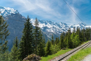 Muhteşem dağ manzaralarına ve yürüyüş Lauterbrunnen bölge, İsviçre İsviçre Alpleri peyzaj Stechelberg yakınındaki iz