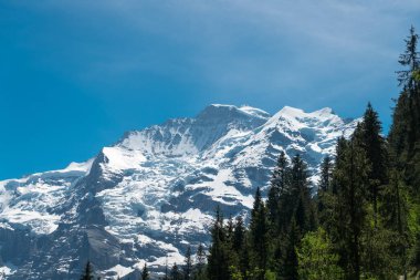 Muhteşem dağ manzaralarına ve yürüyüş Lauterbrunnen bölge, İsviçre İsviçre Alpleri peyzaj Stechelberg yakınındaki iz