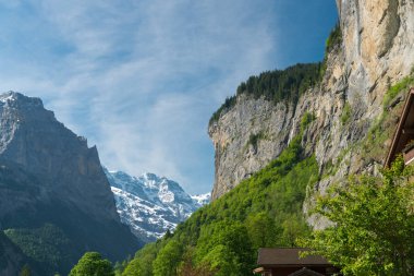 Muhteşem dağ manzaralarına ve yürüyüş Lauterbrunnen bölge, İsviçre İsviçre Alpleri peyzaj Stechelberg yakınındaki iz