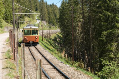 Kırmızı tramvayda görüntülemek veya İsviçre'de tren.