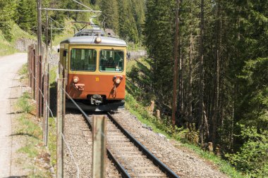 Kırmızı tramvayda görüntülemek veya İsviçre'de tren.