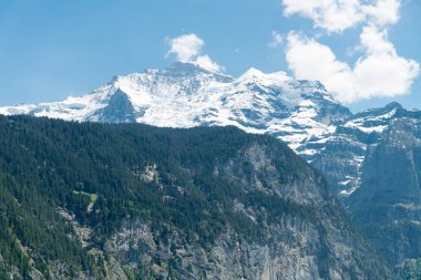 Muhteşem dağ manzaralarına ve yürüyüş Lauterbrunnen bölge, İsviçre İsviçre Alpleri peyzaj Stechelberg yakınındaki iz