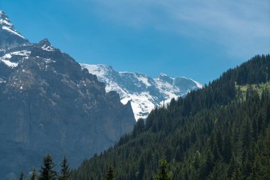 Muhteşem dağ manzaralarına ve yürüyüş Lauterbrunnen bölge, İsviçre İsviçre Alpleri peyzaj Stechelberg yakınındaki iz
