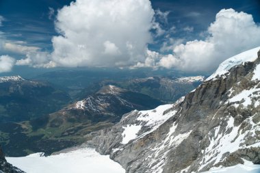 Muhteşem görünümü üst, Avrupa Sfenks Gözlemevi (3,454 metre), İsviçre üzerinden Bernese Alpleri'nde dört bin metre tepeler ve dağ Jungfrau