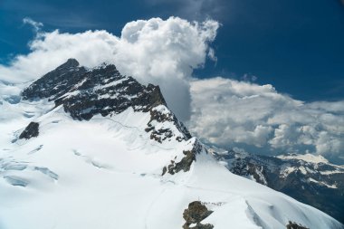 Muhteşem görünümü üst, Avrupa Sfenks Gözlemevi (3,454 metre), İsviçre üzerinden Bernese Alpleri'nde dört bin metre tepeler ve dağ Jungfrau