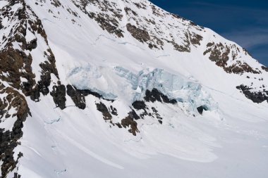 Bernese Alps, İsviçre için 4 bin metre doruklarına tarafından sınırlanmıştır Aletsch Buzulu muhteşem görünümü