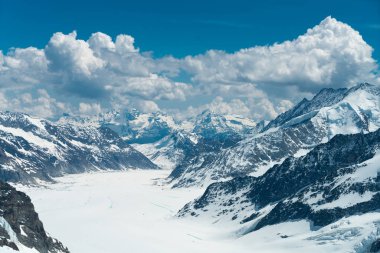 Muhteşem görünümü üst, Avrupa Sfenks Gözlemevi (3,454 metre), İsviçre üzerinden Bernese Alpleri'nde dört bin metre tepeler ve dağ Jungfrau