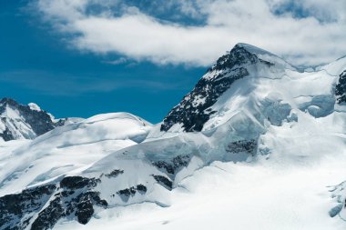Muhteşem görünümü üst, Avrupa Sfenks Gözlemevi (3,454 metre), İsviçre üzerinden Bernese Alpleri'nde dört bin metre tepeler ve dağ Jungfrau