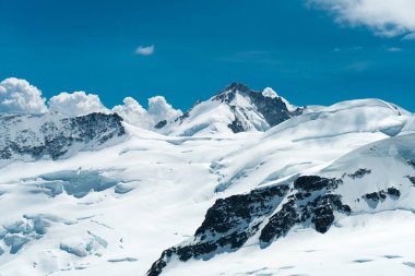 Muhteşem görünümü üst, Avrupa Sfenks Gözlemevi (3,454 metre), İsviçre üzerinden Bernese Alpleri'nde dört bin metre tepeler ve dağ Jungfrau