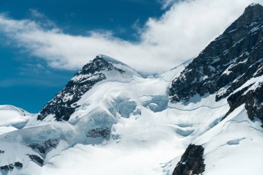 Muhteşem görünümü üst, Avrupa Sfenks Gözlemevi (3,454 metre), İsviçre üzerinden Bernese Alpleri'nde dört bin metre tepeler ve dağ Jungfrau