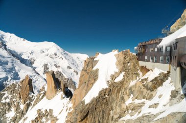 Mont Blanc Alpler en yüksek Dağı ve Avrupa'nın en yüksek binasıdır. Aiguille Verte ve karlı ridge dağcılar ile Panoraması. Güzel Avrupa Alpleri Panoraması güneşli gün.