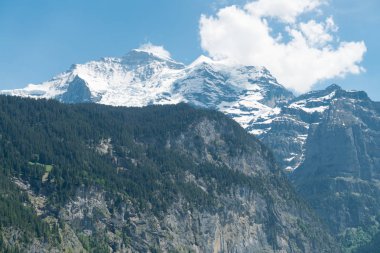 Muhteşem dağ manzaralarına ve yürüyüş Lauterbrunnen bölge, İsviçre İsviçre Alpleri peyzaj Stechelberg yakınındaki iz