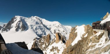 Mont Blanc Alpler en yüksek Dağı ve Avrupa'nın en yüksek binasıdır. Aiguille Verte ve karlı ridge dağcılar ile Panoraması. Güzel Avrupa Alpleri Panoraması güneşli gün.